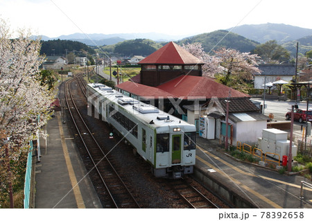 明覚駅に到着する八高線キハ110 78392658