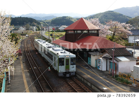 明覚駅に到着する八高線キハ110 78392659