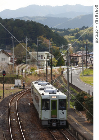 明覚駅に到着する八高線キハ110 78392660