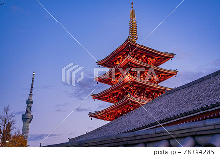（東京）浅草寺五重塔と東京スカイツリー 78394285