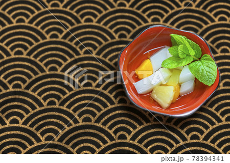 [国内] 杏仁豆腐また杏仁羹とフルーツとミント葉。 78394341