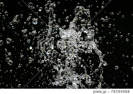 黒い背景の水しぶき 78394988