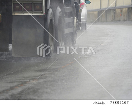雨の日のトラックの走行中の水しぶき 雨の日のトラックの走行中の水しぶき 78395167