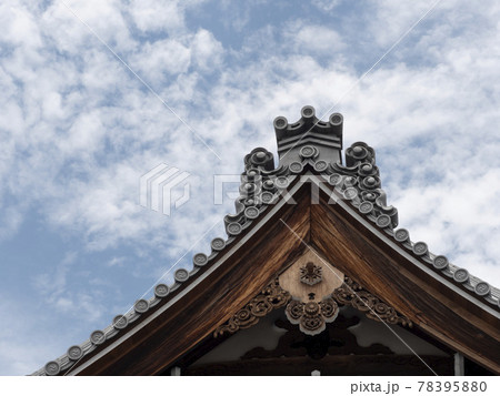 寺院の瓦屋根と青空 寺院の瓦屋根と青空 78395880