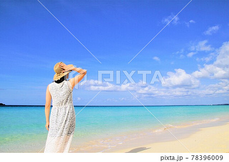 南国リゾートの海に一人の女性 78396009