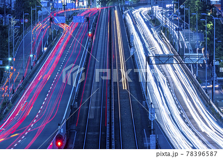 車と鉄道が行き交う夜の街 車と鉄道が行き交う夜の街 78396587