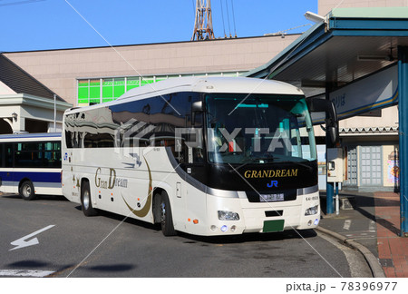 松山駅前の西日本JRバス 78396977