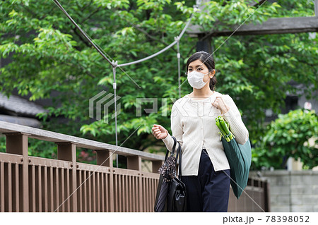 マスクをして肩からエコバックを下げたビジネスウーマン マスクをして肩からエコバックを下げたビジネスウーマン 78398052