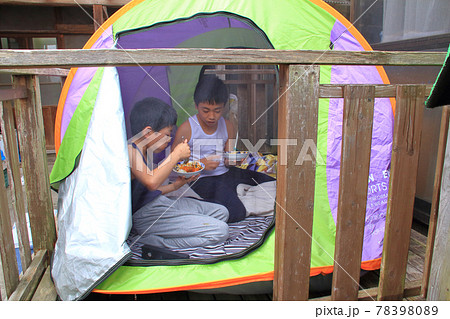 コロナ禍で 自宅のウッドデッキでお家キャンプを楽しむ兄弟 78398089