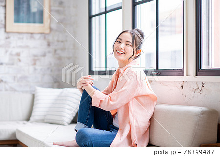 リビングでくつろぐ若い女性 78399487