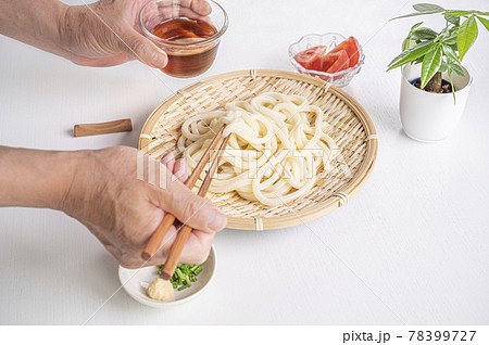 夏はさっぱりざるうどんを食べる 78399727