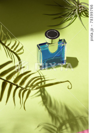 ボタニカルな香水瓶 ボタニカルな香水瓶 78399766