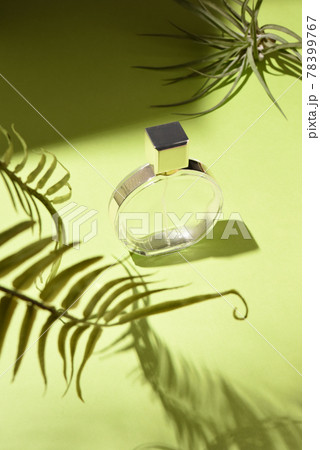 ボタニカルな香水瓶 78399767