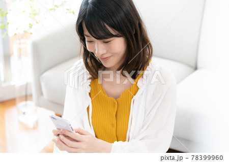 スマホを見る女性 スマホを見る女性 78399960