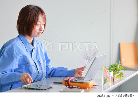 基板を指さし図面を見て確認するエンジニア 78399987