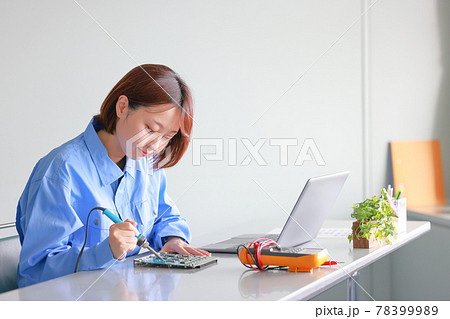 基板を半田修正する女性エンジニア 78399989