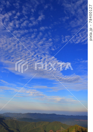 夕暮れ時の東の空と雲 鰐塚山山頂からの眺め 夕暮れ時の東の空と雲 鰐塚山山頂からの眺め 78400127