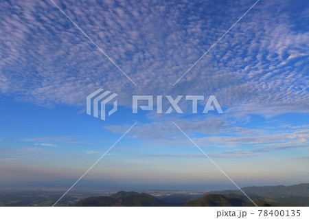 夕暮れ時の東の空と雲 鰐塚山山頂からの眺め 夕暮れ時の東の空と雲 鰐塚山山頂からの眺め 78400135