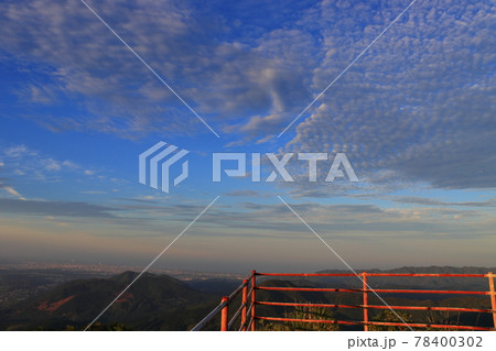 夕暮れ時の東の空と雲　鰐塚山山頂からの眺め 78400302