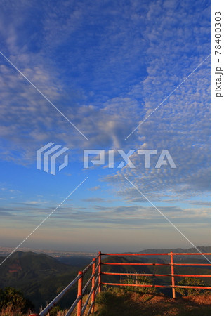 夕暮れ時の東の空と雲 鰐塚山山頂からの眺め 夕暮れ時の東の空と雲 鰐塚山山頂からの眺め 78400303