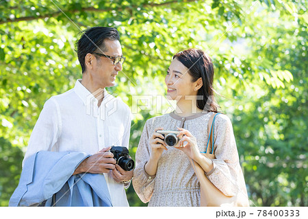 ミドル夫婦  旅行 カメラ 78400333
