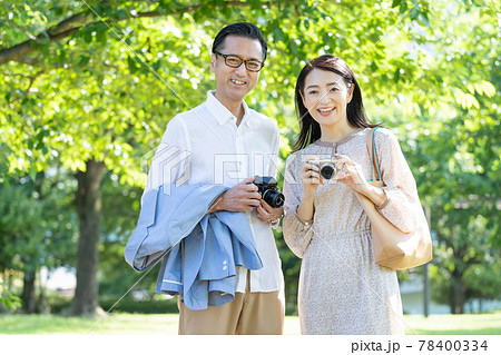 ミドル夫婦 旅行 カメラ ミドル夫婦 旅行 カメラ 78400334