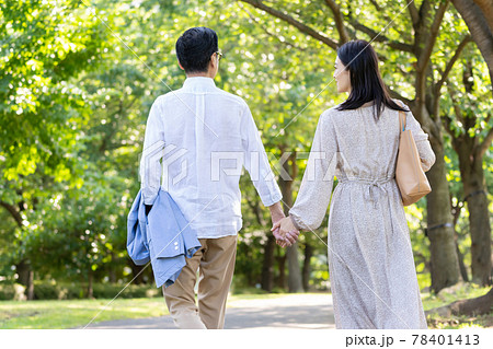 手をつないで歩くミドル夫婦 手をつないで歩くミドル夫婦 78401413