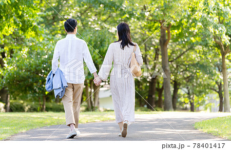 手をつないで歩くミドルカップル 78401417