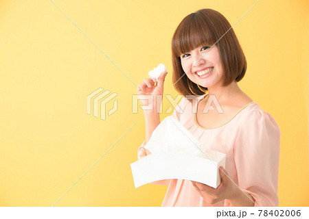 鼻のトラブルがスッキリ解消して満面の笑みの若い女性 78402006