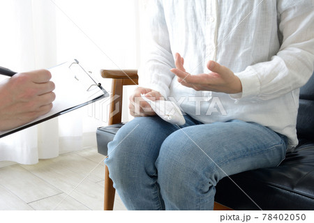 説明をする女性―カウンセリング・被害相談・問診・診察等のイメージ 78402050