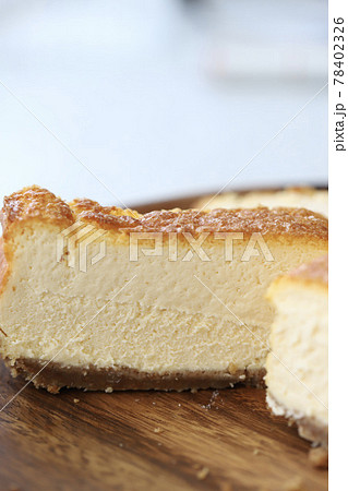 手作りお菓子 ベイクドチーズケーキ クッキーボトムの写真素材