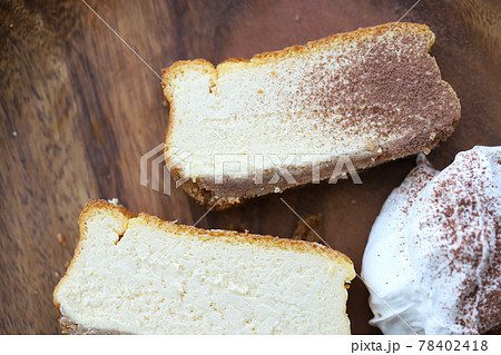 クリームを添えたクッキーボトムの手作りベイクドチーズケーキ 78402418