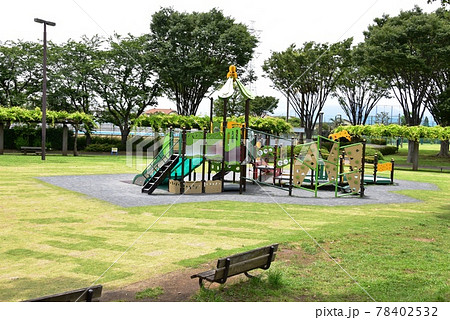 神奈川県藤沢市 秋葉台公園のトリム広場と遊具と新緑の写真素材