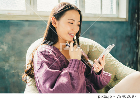 美容女子がスマホ検索 美容女子がスマホ検索 78402697