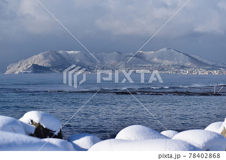 雪の函館山と津軽海峡 78402868
