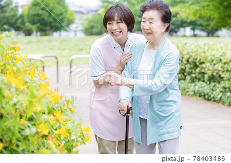 介護イメージ　お散歩をするシニア女性と介護士 78403486