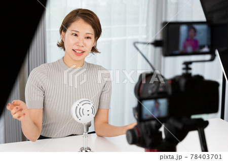 一眼レフカメラで動画を撮影する女性 一眼レフカメラで動画を撮影する女性 78403701