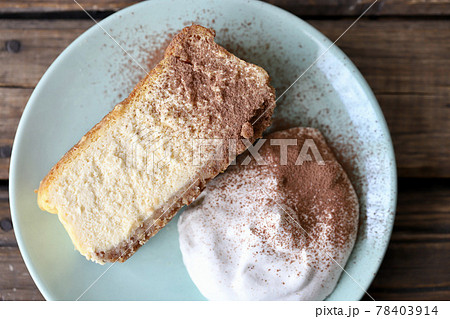 クリームを添えたクッキーボトムの手作りベイクドチーズケーキ 78403914