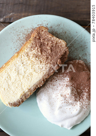 クリームを添えたクッキーボトムの手作りベイクドチーズケーキ クリームを添えたクッキーボトムの手作りベイクドチーズケーキ 78403915