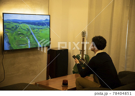 テレビを見る男性 78404851