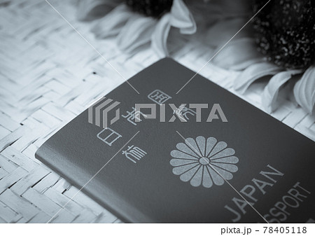 パスポートとひまわり　渡航中止　夏休みの旅行 78405118