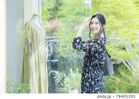 女性　ウィンドウショッピング 78405205