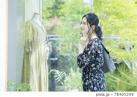女性　ウィンドウショッピング 78405209