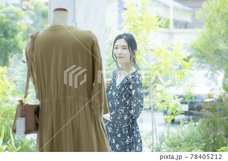 女性　ウィンドウショッピング 78405212