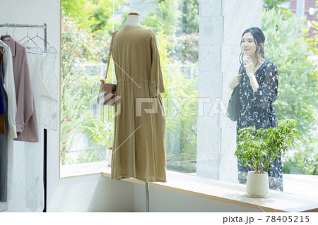 女性　ウィンドウショッピング 78405215