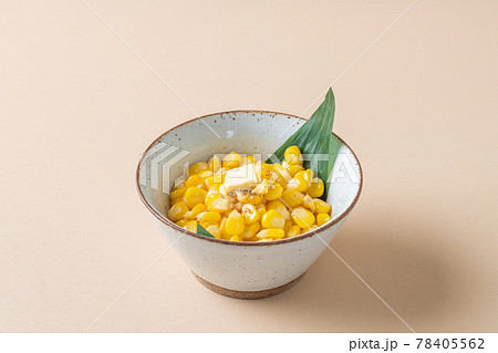 Sweet buttered corn in bowl 78405562