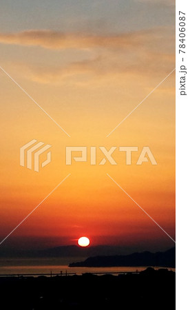 愛媛県の松山城から眺める瀬戸内海の津和地島に落ちる初夏の夕陽【5月】 愛媛県の松山城から眺める瀬戸内海の津和地島に落ちる初夏の夕陽【5月】 78406087