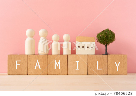 家族|「FAMILY」と書かれた積み木と人型オブジェと家と木のおもちゃ 家族|「FAMILY」と書かれた積み木と人型オブジェと家と木のおもちゃ 78406528