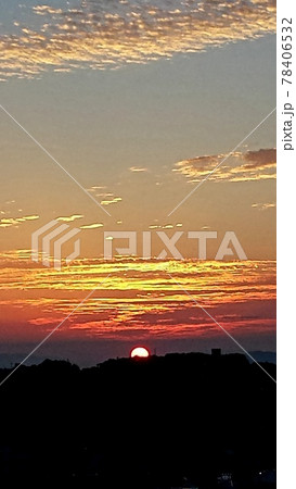 愛媛県松山市の松山城から眺めた松山総合公園に落ちる秋の夕陽【9月】 愛媛県松山市の松山城から眺めた松山総合公園に落ちる秋の夕陽【9月】 78406532