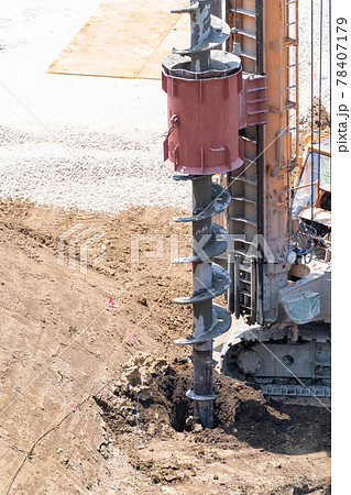 建築現場　基礎工事　オーガスクリュー先行掘削 78407179